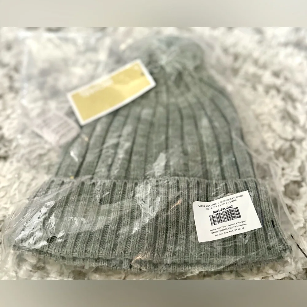 🎸MICHAEL KORS🎸🔥NWT🔥GRAY RIBBED KNIT BEANIE HAT WITH POM